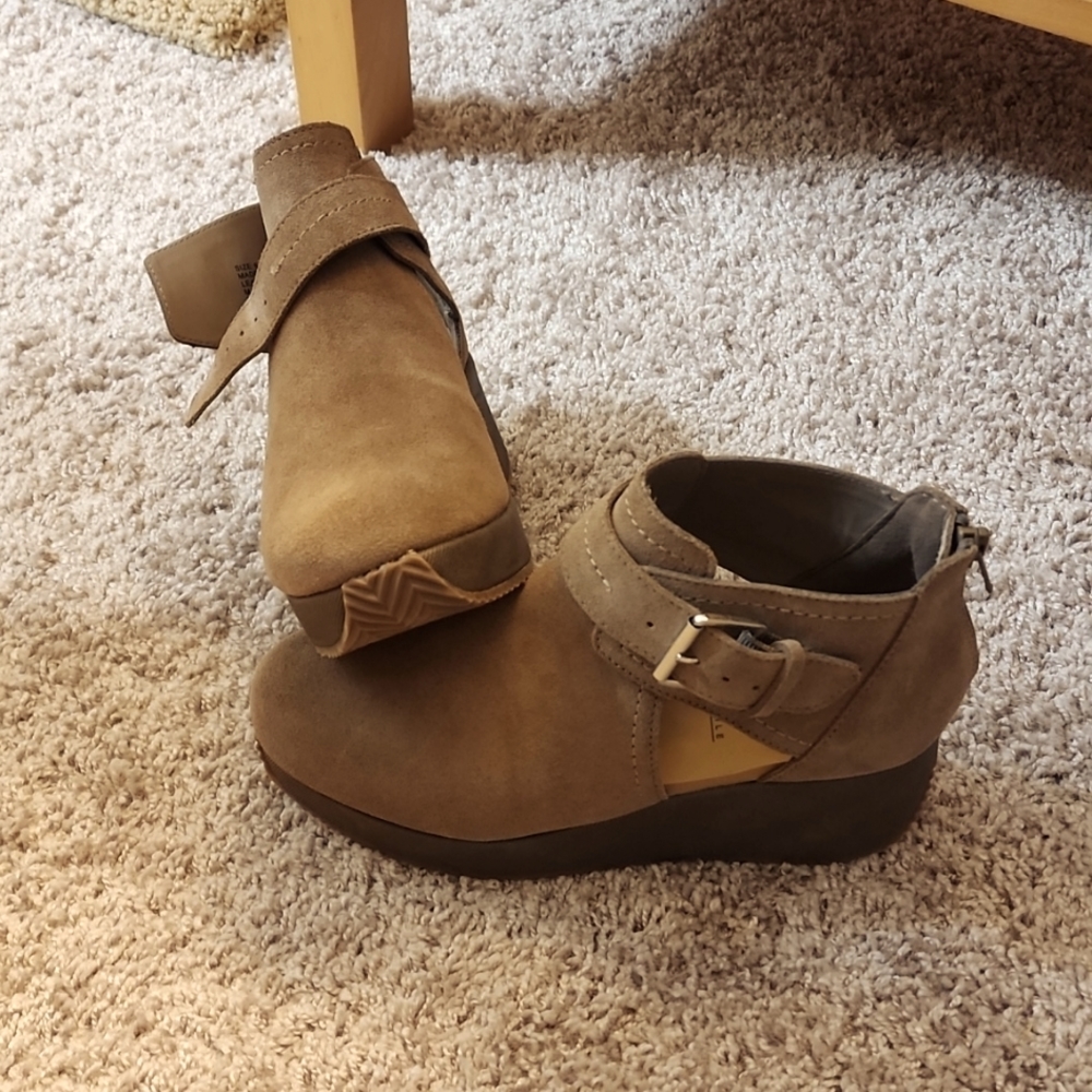 NWT TAUPE SUEDE WEDGE SHOOTIE WITH RUBBERIZED OUTSOLE